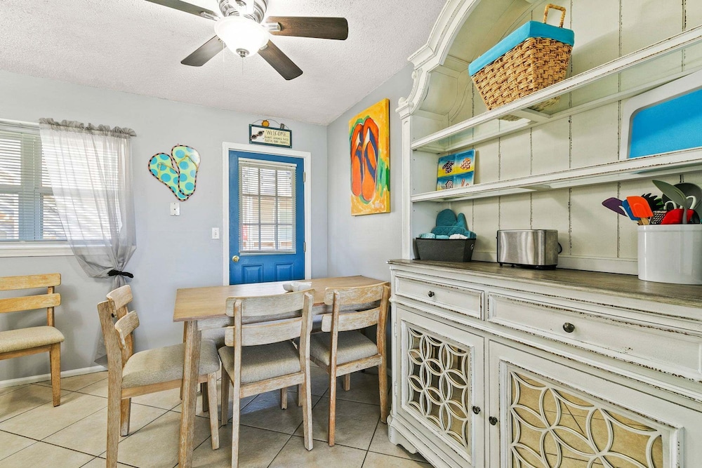2BR Condo w Pool Beach Access and Walk to Hangout