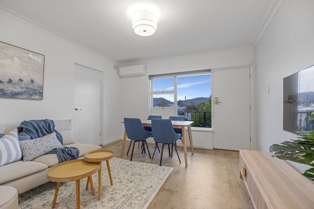 3-bed Campbelltown Stay With Private Balcony