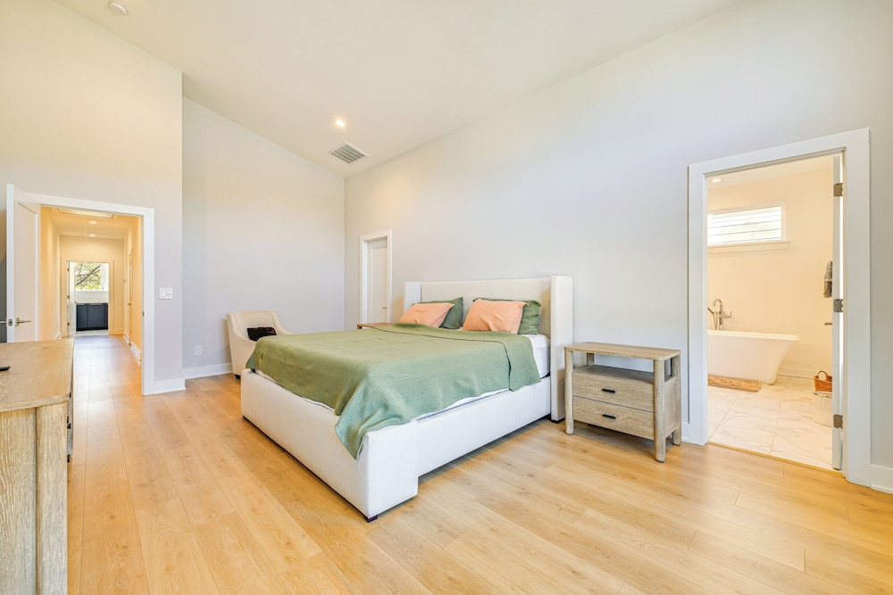 2 Mi to Bank of America Stadium: Townhome w/ Patio