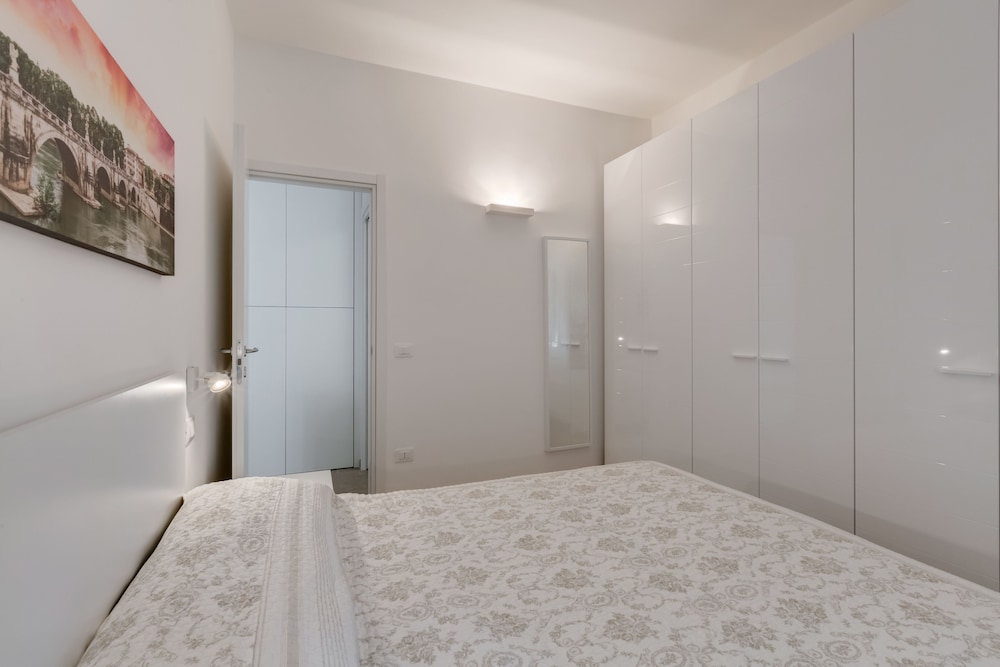 Trastevere White Apartment