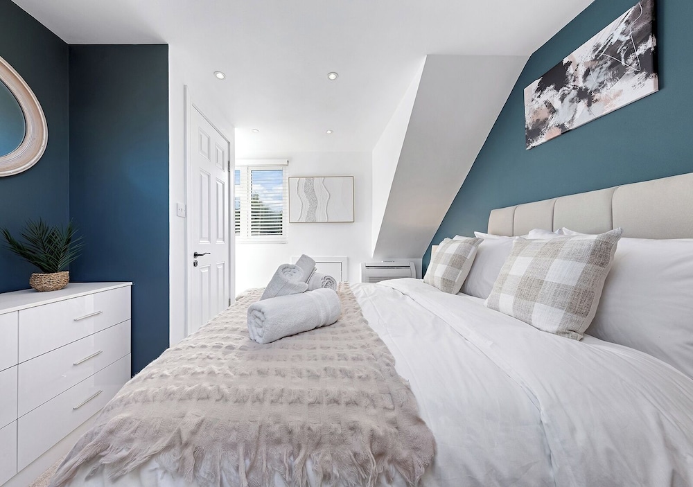 Spacious 4BR Home in Brentford, Free Parking