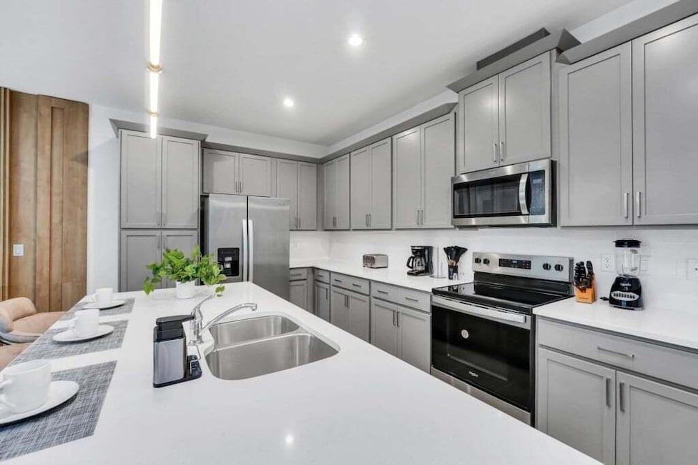 5 Bed 4.5 Bath Townhouse W/ Pool Solara 2307dist 5 Bedroom Townhouse
