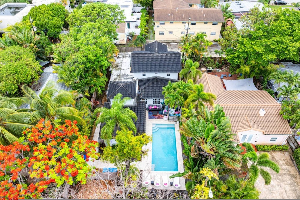 Luxe 5BR 4BA Heated Pool 10 Min to Beach BBQ