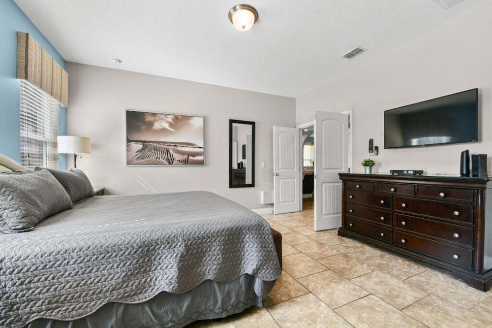 Spacious 5-Bedroom Resort Pool Home with Lake View 5 Villa