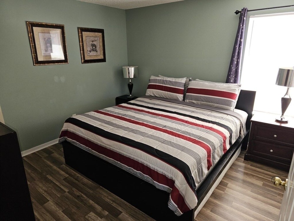 Spacious 7 Br, 4.5 Br Retreat With Pool 7 Bedroom Condo by RedAwning view 4