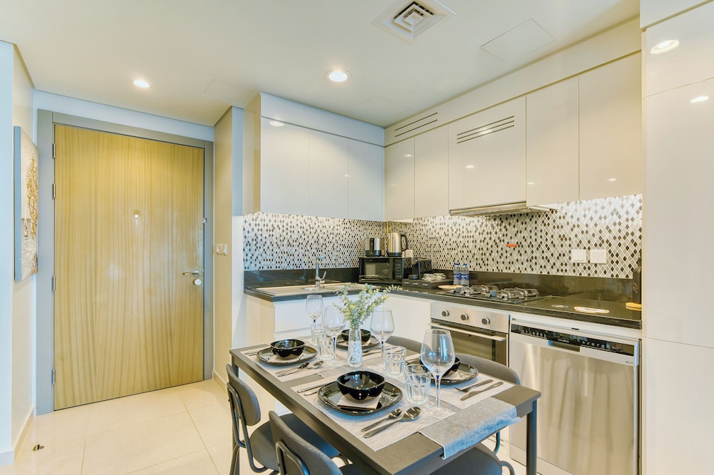 PVH - Contemporary 2BR - Aykon Tower C