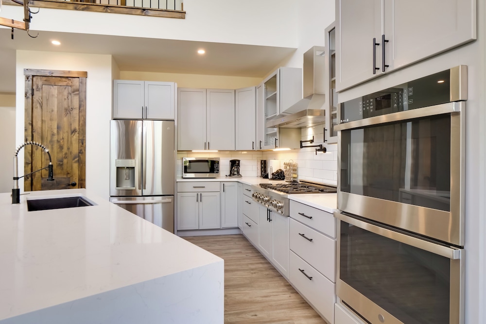 Hot Tub, Pool Table & Fireplaces: Blue River Gem