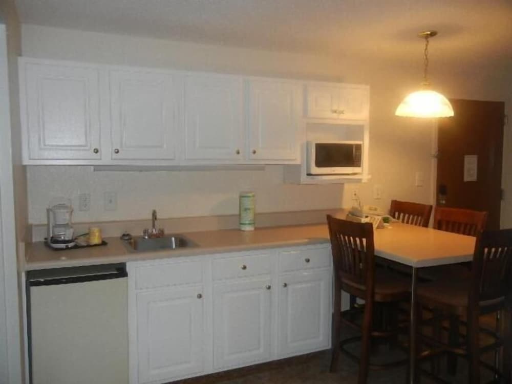 Fayetteville Vacations - Landmark Inn Fort Liberty - Property Image 3