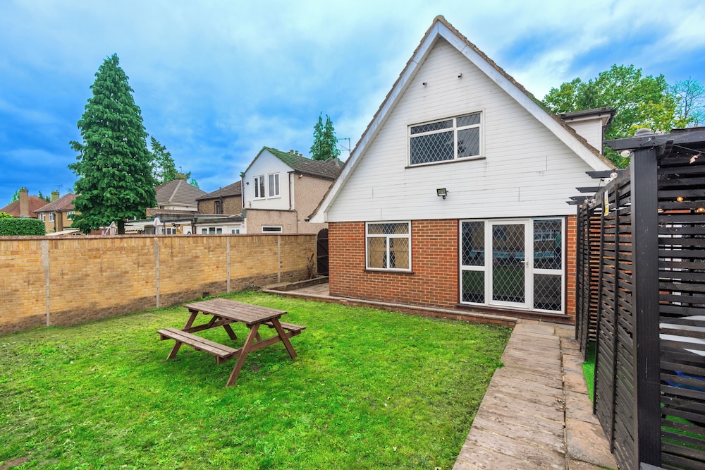 Heathrow House with Hot tub and Garden