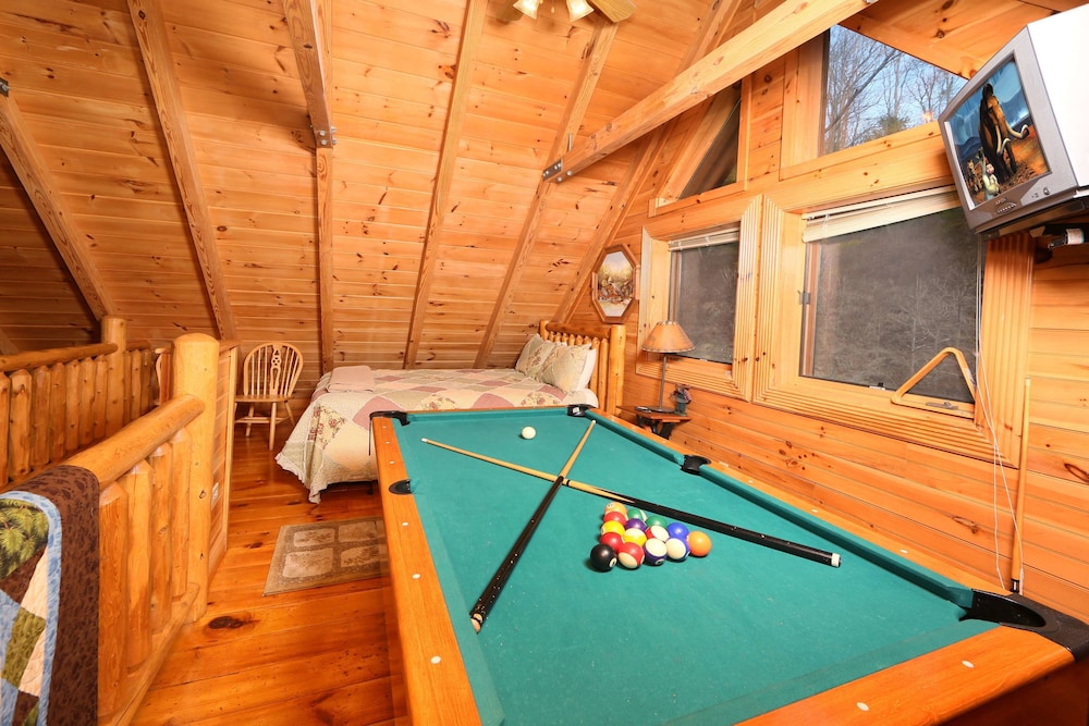 Smoky Cascades 1 Br cabin by RedAwning