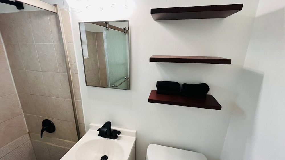 Upper East Side Renovated Studio Free Parking