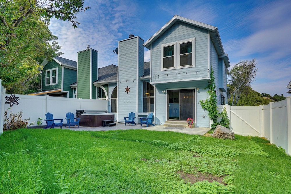 Mtn Views & Canyon Access: Cottonwood Heights Home