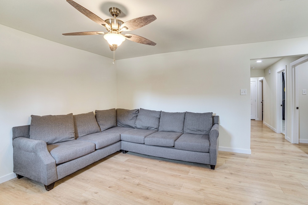 Fenced-in Yard: Home < 5 Mi to Dtwn Dallas!