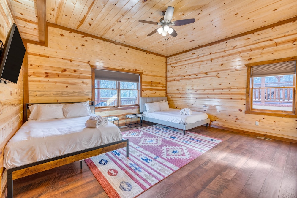 Smokey s Paradise by Avantstay Sleeps 22 Pool