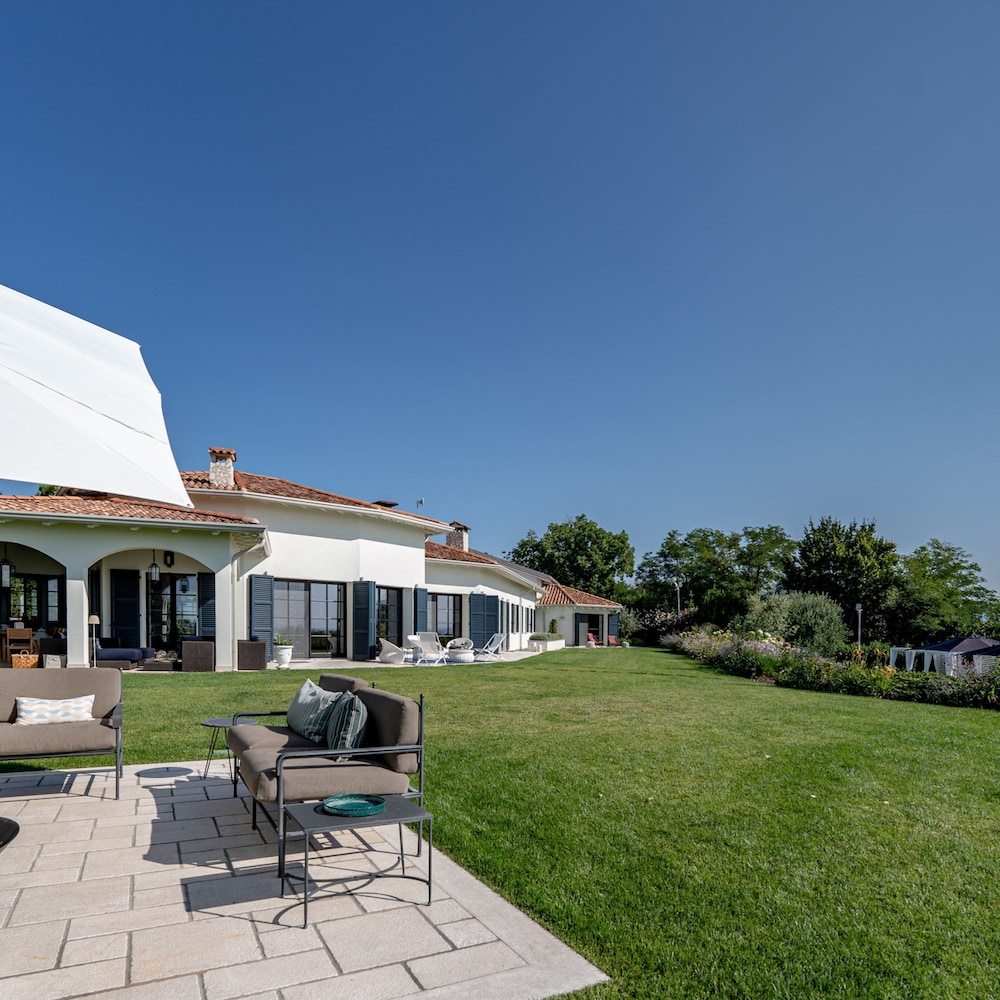 Charming Green and Blue Villa by Wonderful Italy