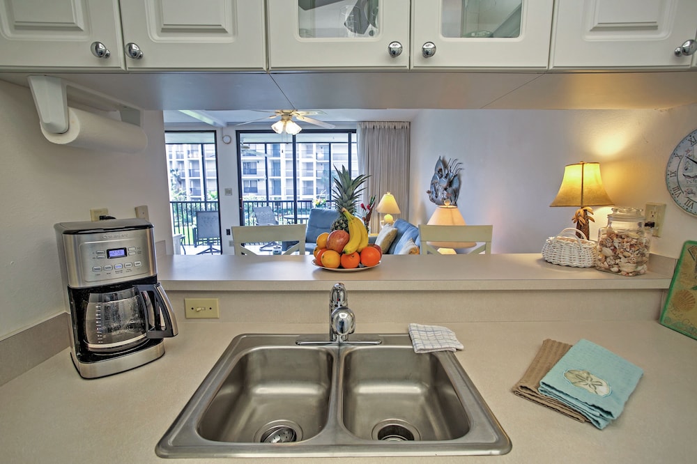 Sanibel Island Studio: Pool Access, Walk to Beach