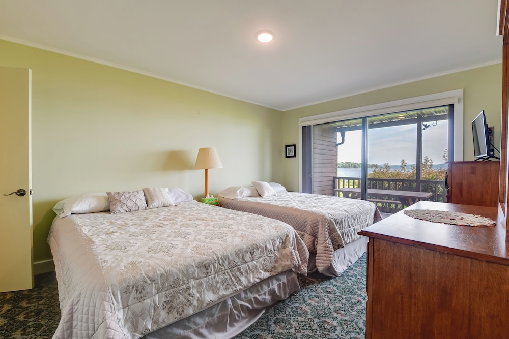 Community Boat Dock: Lake Memphremagog Condo!