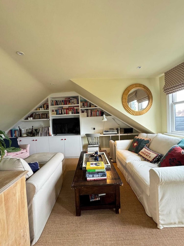 Homely Flat W/terrace, 3 Mins to Battersea Park