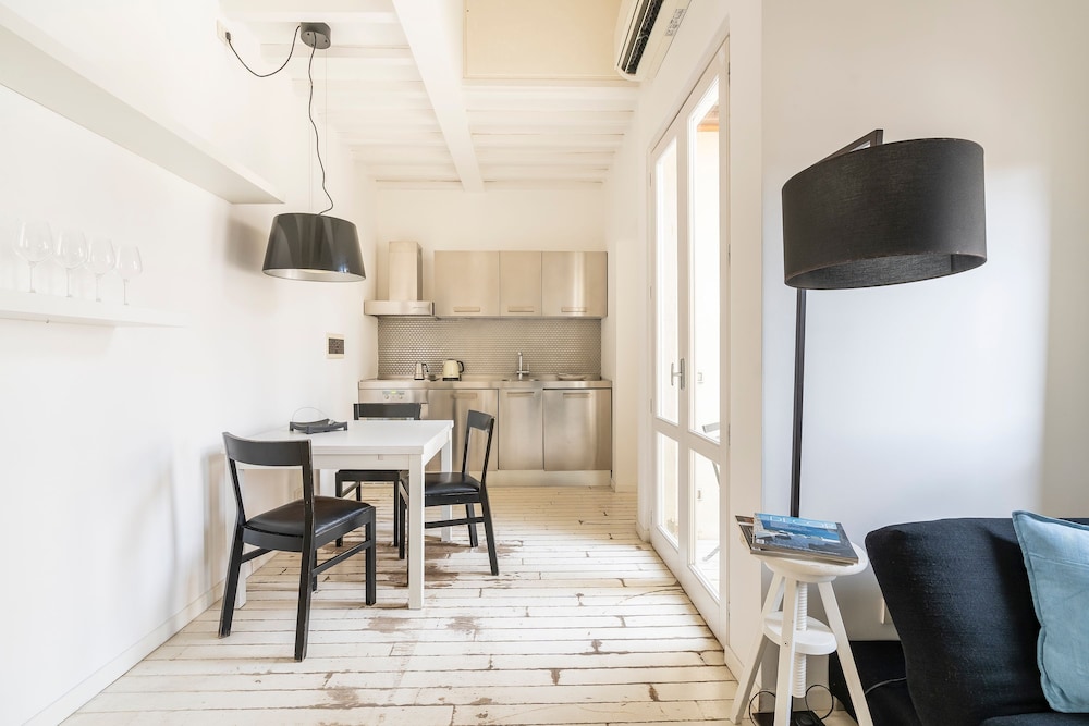Laura 10 in Firenze With 1 Bedrooms and 1 Bathrooms