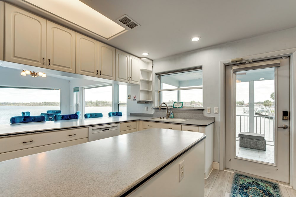 Waterfront Gem: Crystal River Family Home