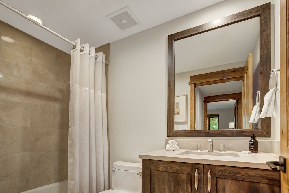 Premium 2 Bedroom Condo in Arrowhead Village! 2 Condo
