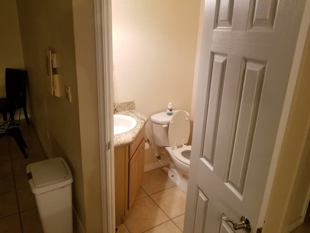 Open & Modern Pool #b Walk To Beach 2 Bedroom Condo