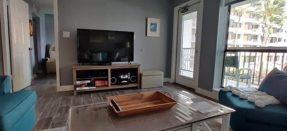 Saida Beachfront Luxe Condo Two Heated Pools 2 Bedroom Condo