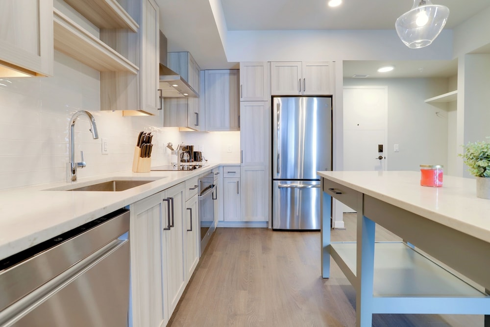 Bright Apartment with Great Amenities