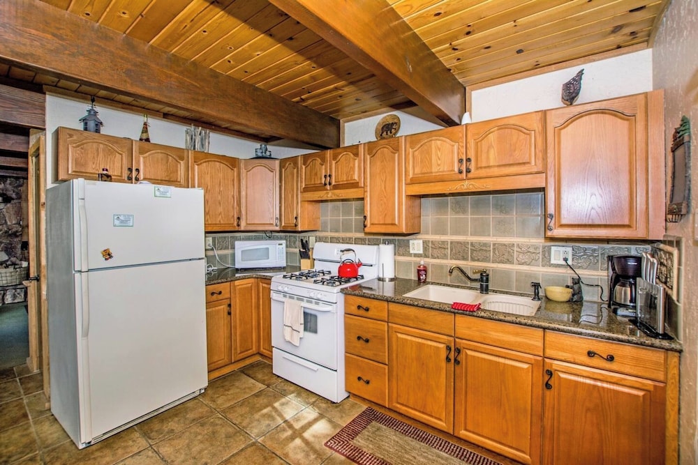 88 Acres Cottage in Big Bear w HotTub