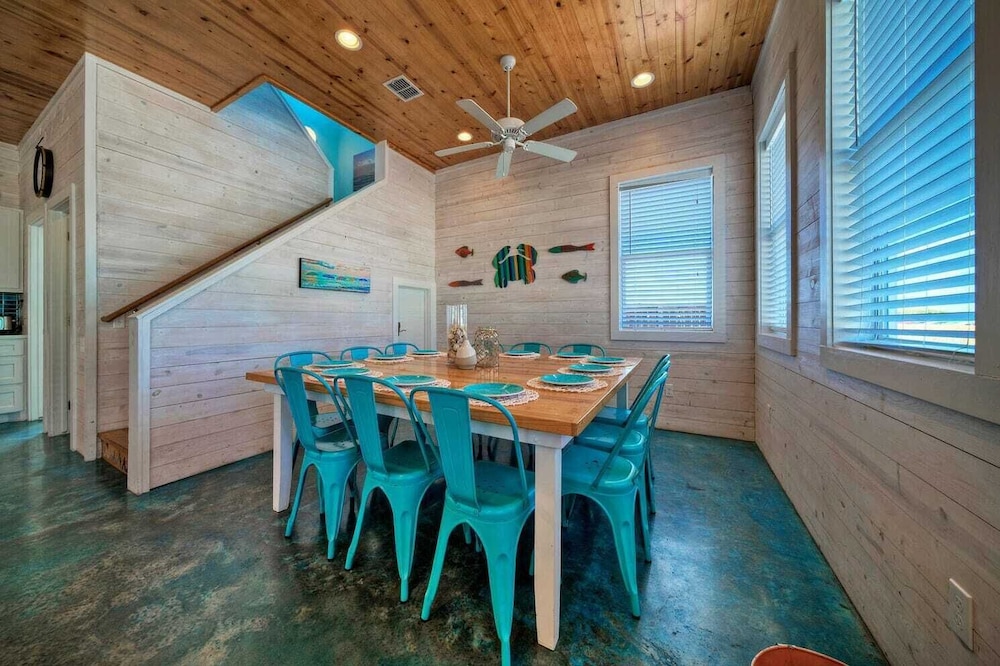 Sleeps 24, 2 Homes 2blocks to the Beach, Pool, Game Room, Patio w/ Outdoor Bar