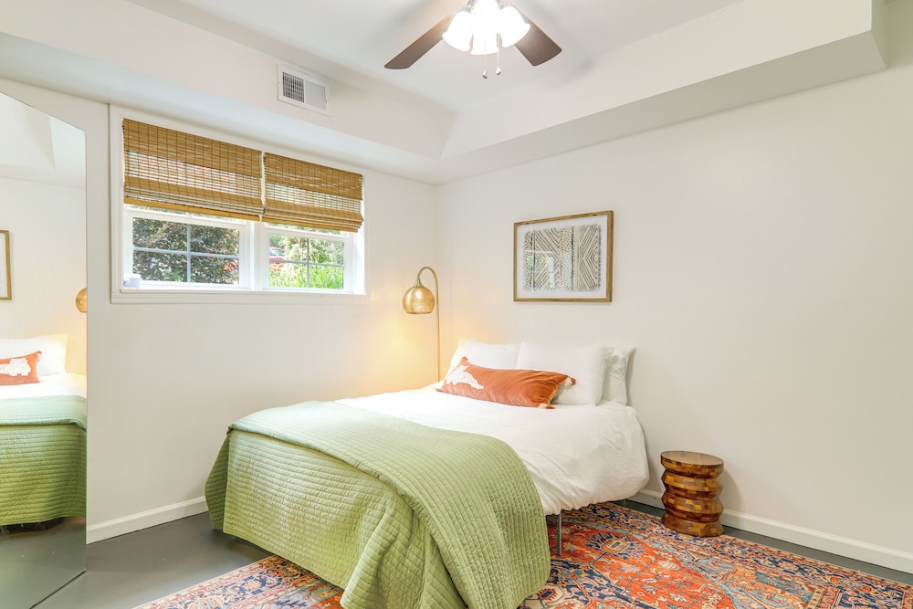 4 Mi to Uga: Bright & Airy Athens Apartment!