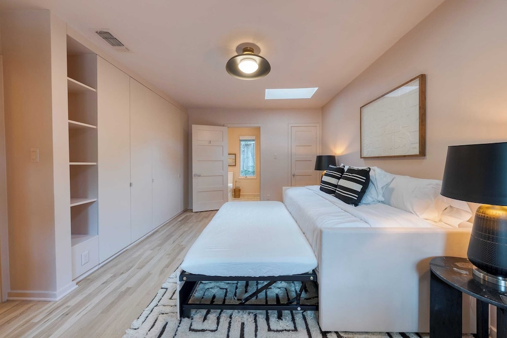 Modern Austin Home w/ Pool, Putting Green & Coffee Nook Townes Retreat by Avantstay