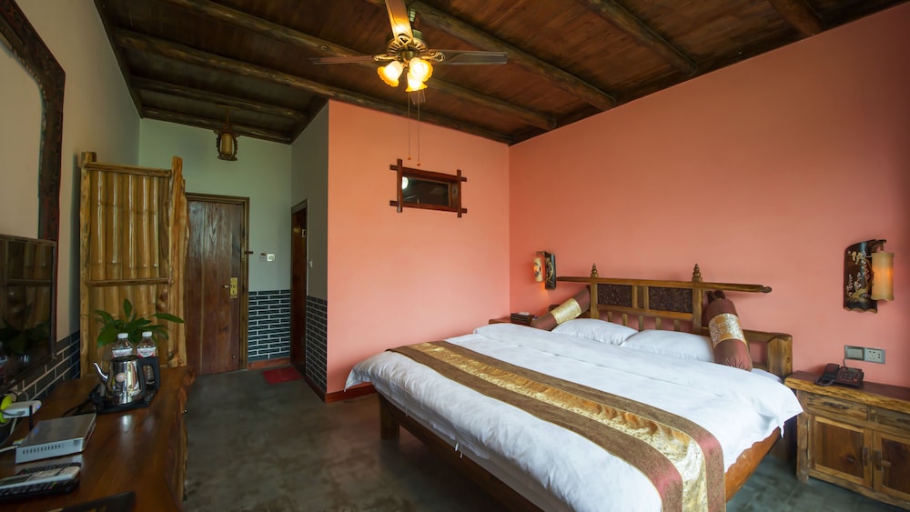 Yangshuo Scenic Mountain Retreat
