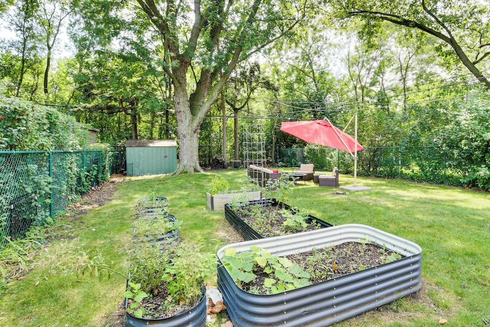 Pet-friendly Abode, 2 Mi to Dtwn Evanston!