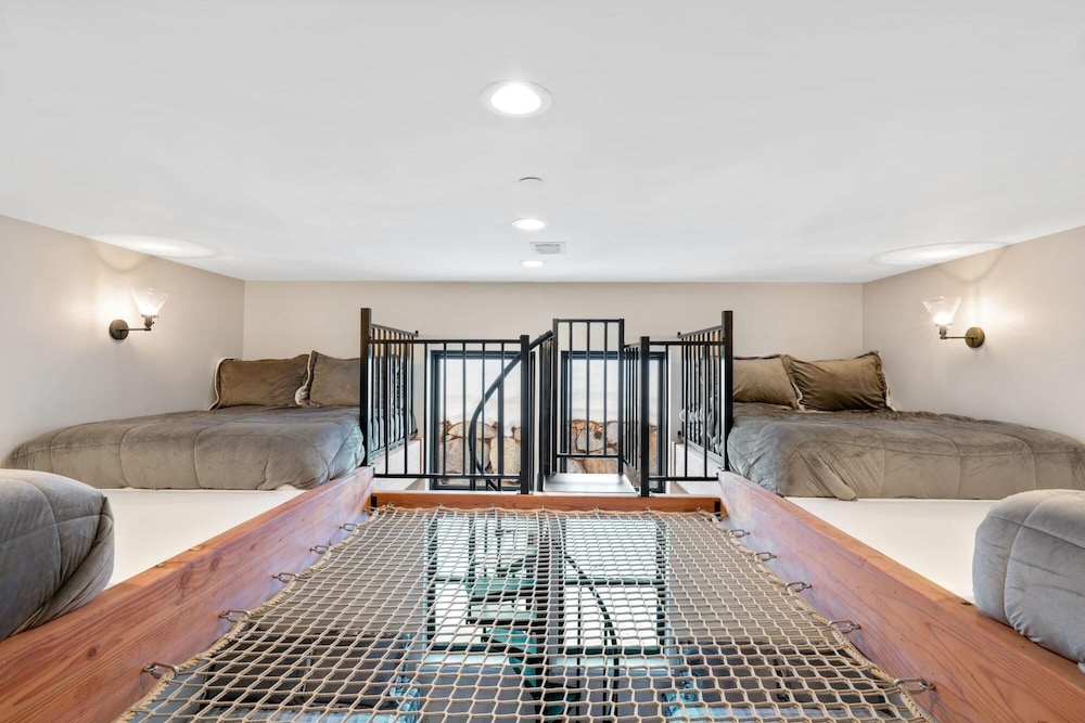 Luxury Retreat Home w Hot Tub - Property Image 45