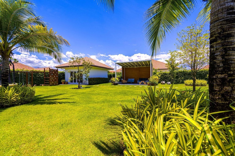 TropicalFamilyVilla w Pool&Garden ML103