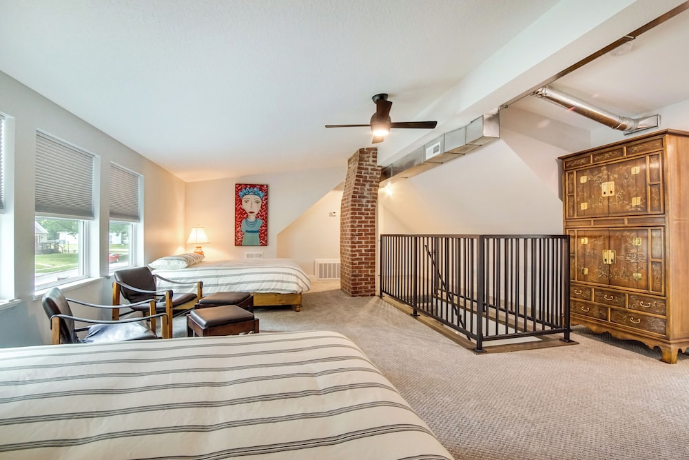 Emporia Vacations - Bright  Sunny Getaway w/ Bikes: 1 Mi to Esu! - Property Image 4