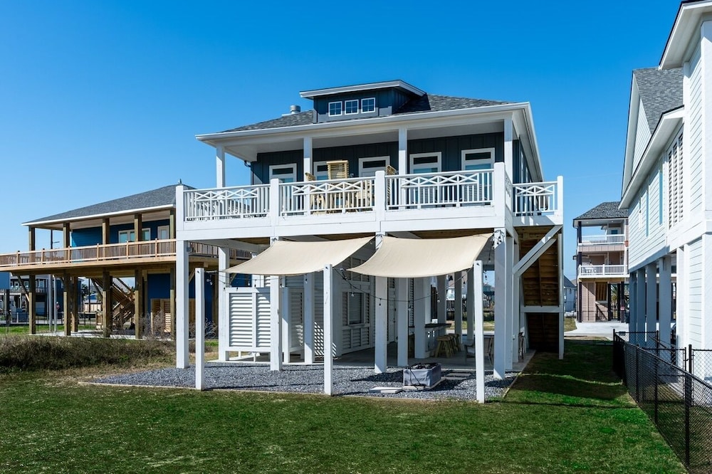Sandy Feet Retreat 3 Bedroom Home by RedAwning view 5