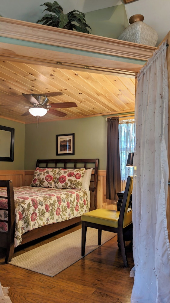 Hinckleys Dreamwood Cottages
