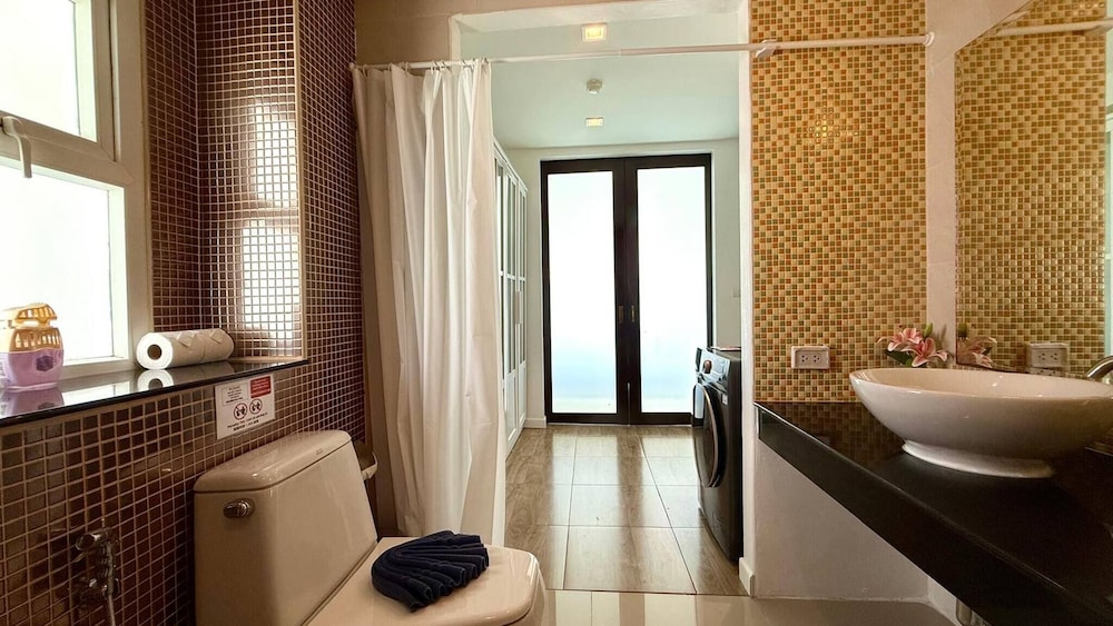 6-20 - 2 Bdr Condo With Balcony and Shared Pool