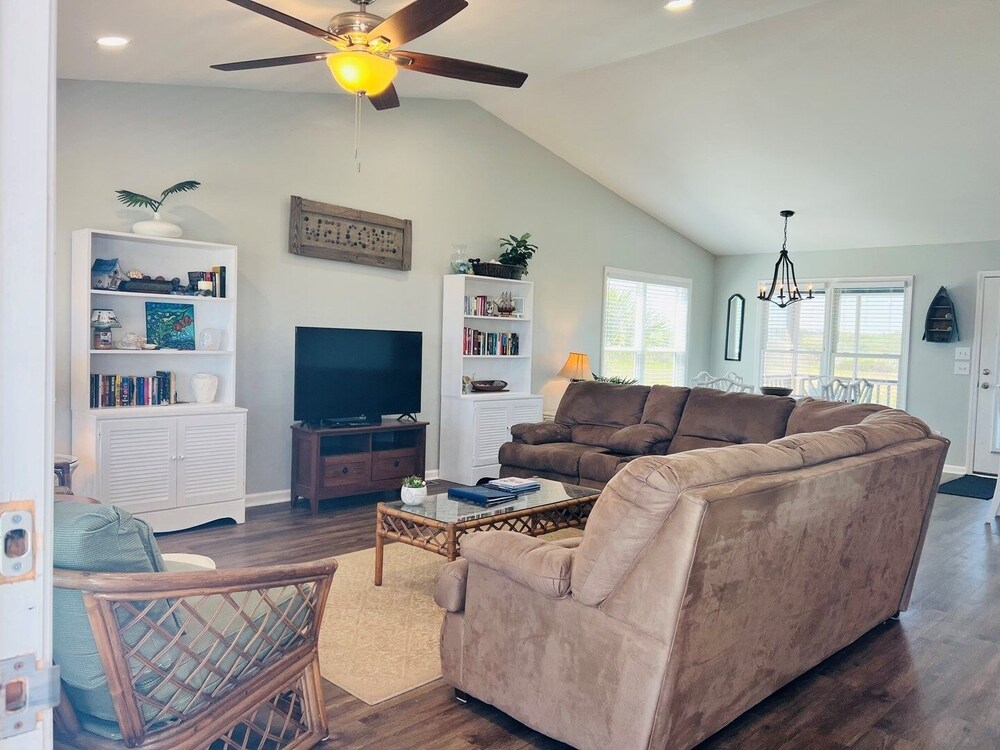 Just Breeze 'n 4 Bedroom Home by RedAwning