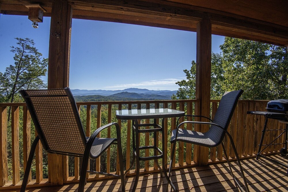 Dunder Mountain Views Cabin Retreat 3 Bedroom Cabin by RedAwning view 2