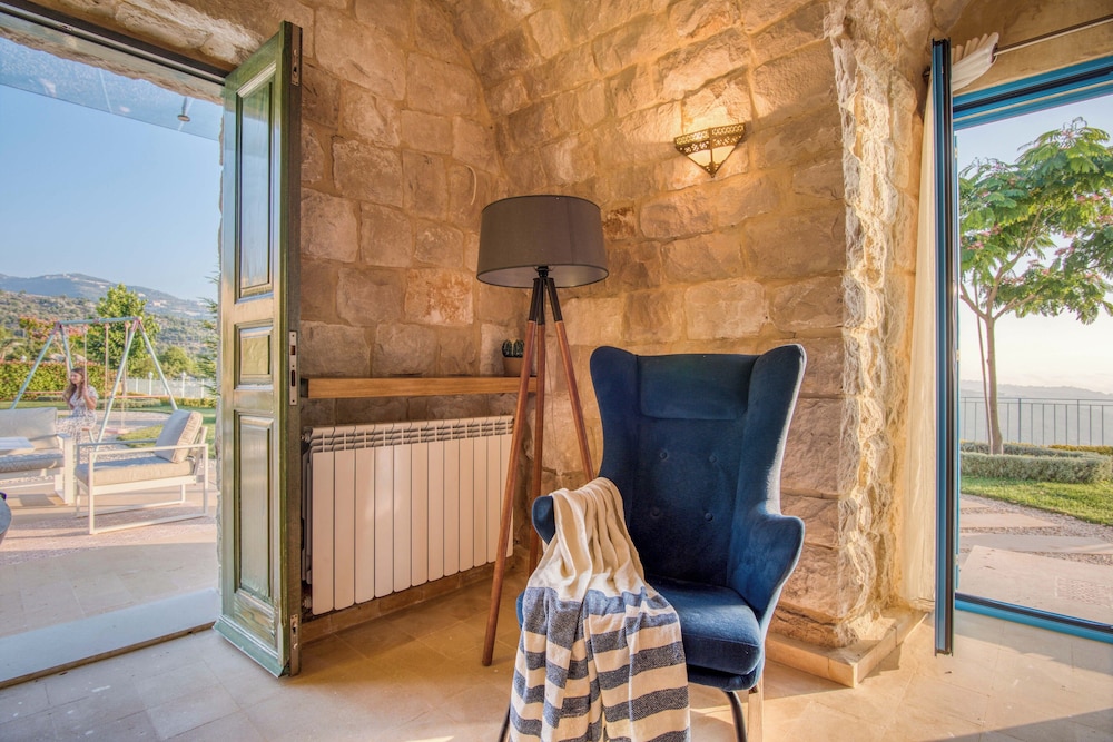 Red Oak House With Garden & Terrace in Assia, Batroun