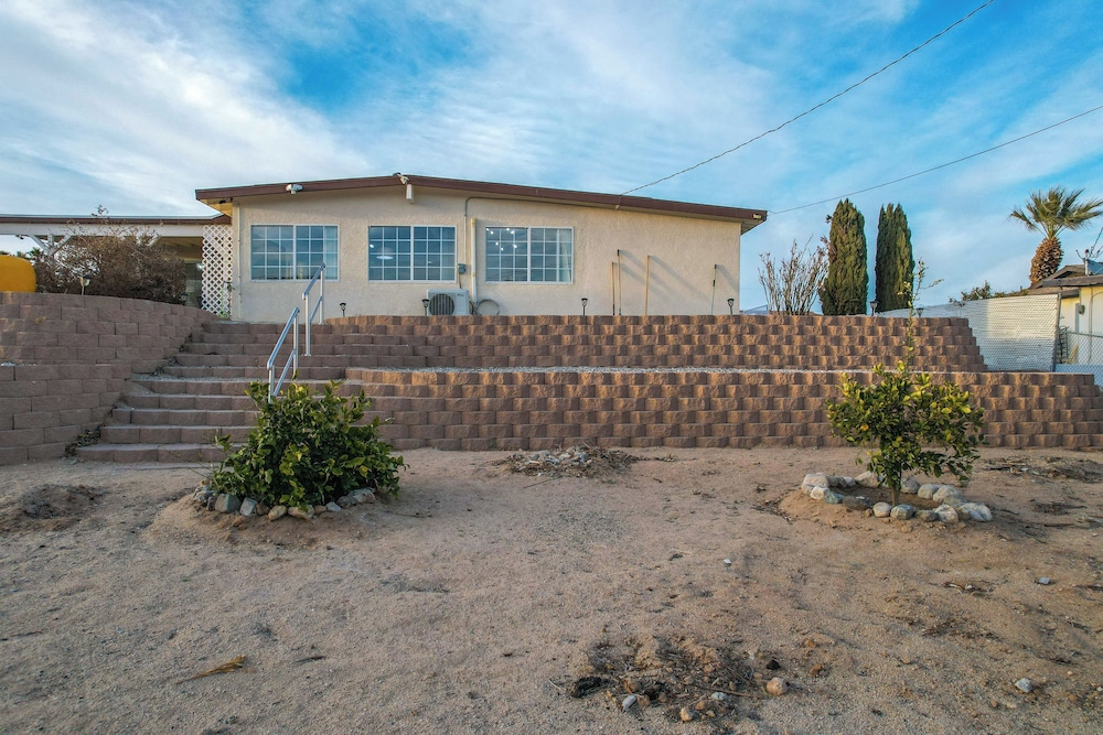 6 Mi to Joshua Tree: Home w/ Outdoor Oasis & View!