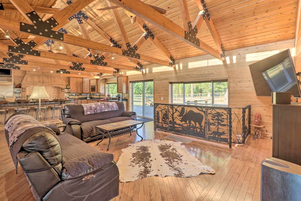 Stunning Montana Retreat: Hot Tub, On-site Hiking!
