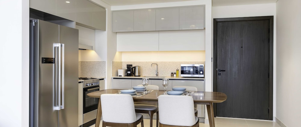 LUX The Marina Vista Beachfront Suite 2
