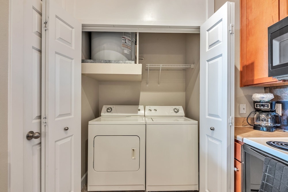 City View & Poolview Apartment With Full Kitchen 2 Bedroom Apts by Redawning - Image 3