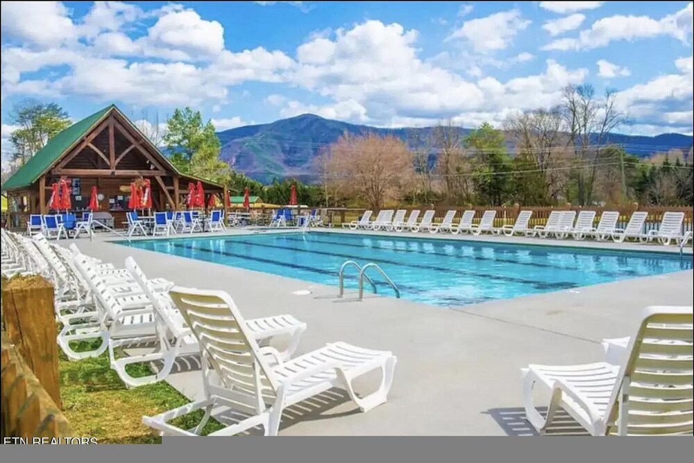 Family Friendly Pool Hot Tub Gameroom view 3