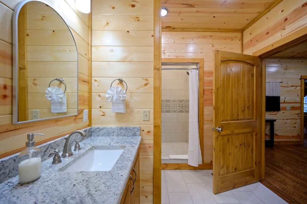 Massive Hochatown Lodge w spa Basketball More