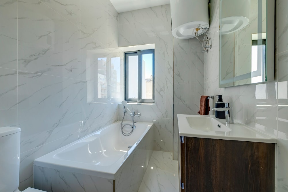 Cozy 2BR Sliema Getaway by the Water